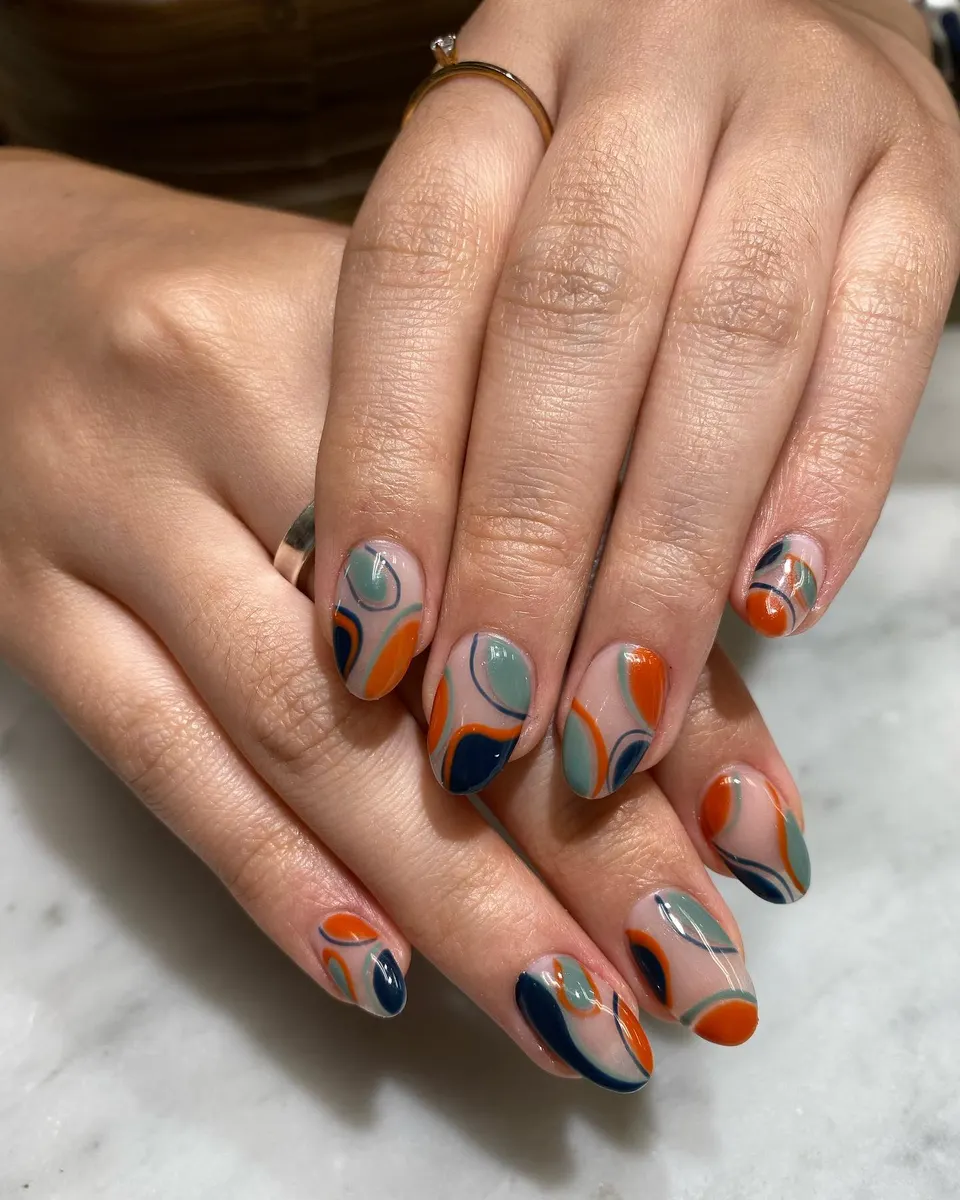 Neutral nails with gold wave details