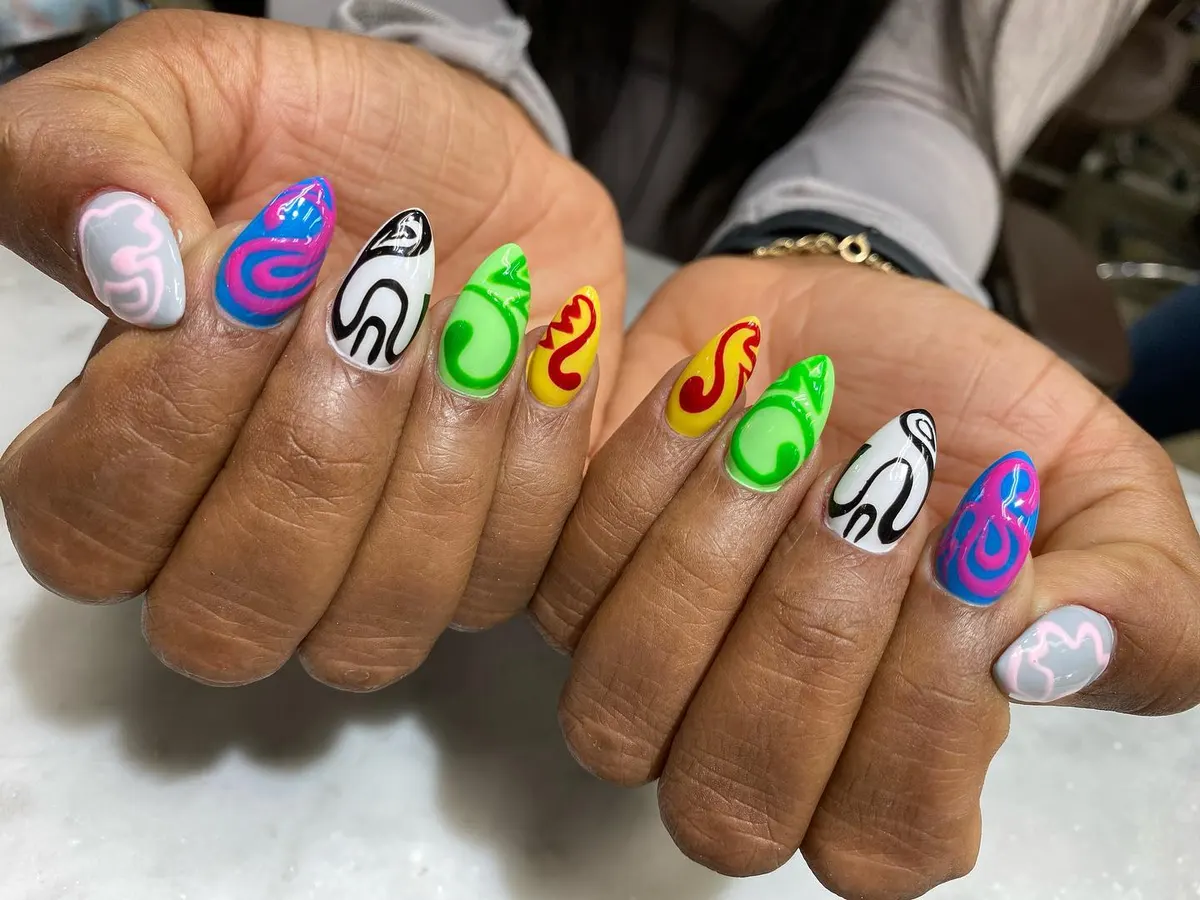 Graphic nail set from a second angle
